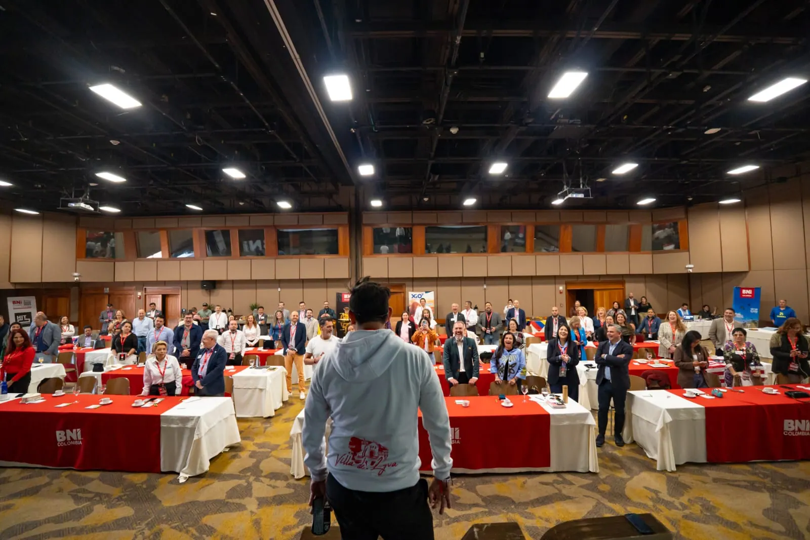 Participantes interactuando durante una actividad en el auditorio