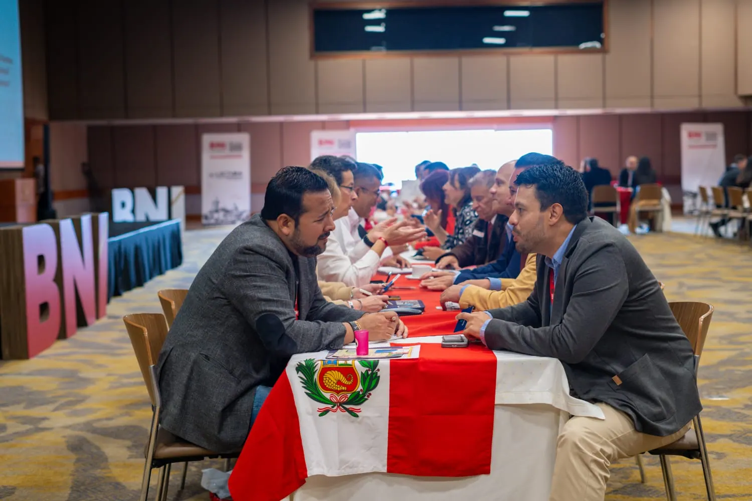 Encuentro internacional entre empresarios durante una dinámica de networking